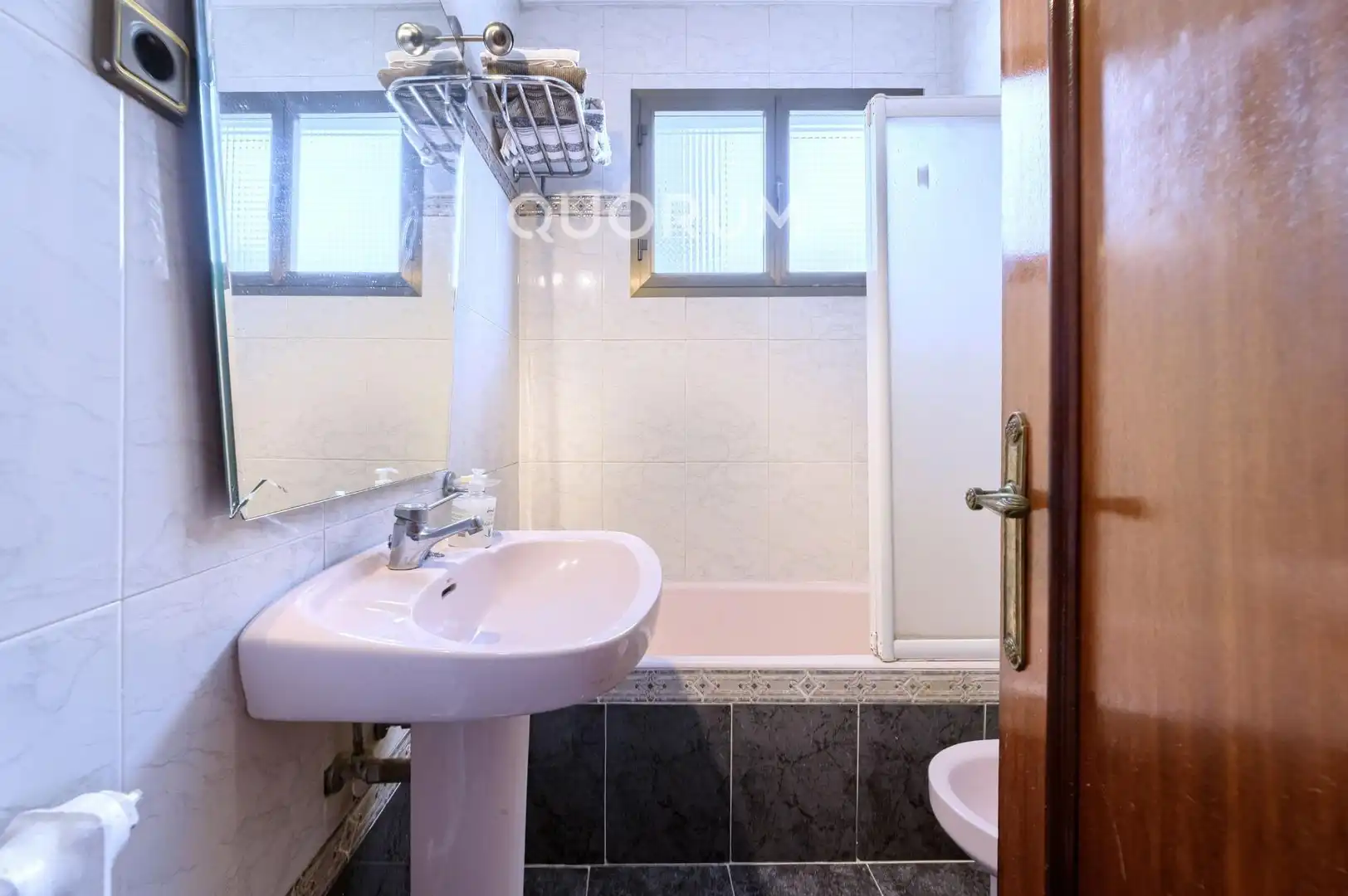 Badezimmer von Wohnung zum Verkauf in Basauri  mit Heizung, Möbliert und Balkon