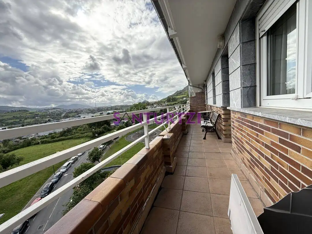 Vista exterior de Dúplex en venda en Santurtzi  amb Calefacció, Terrassa i Traster