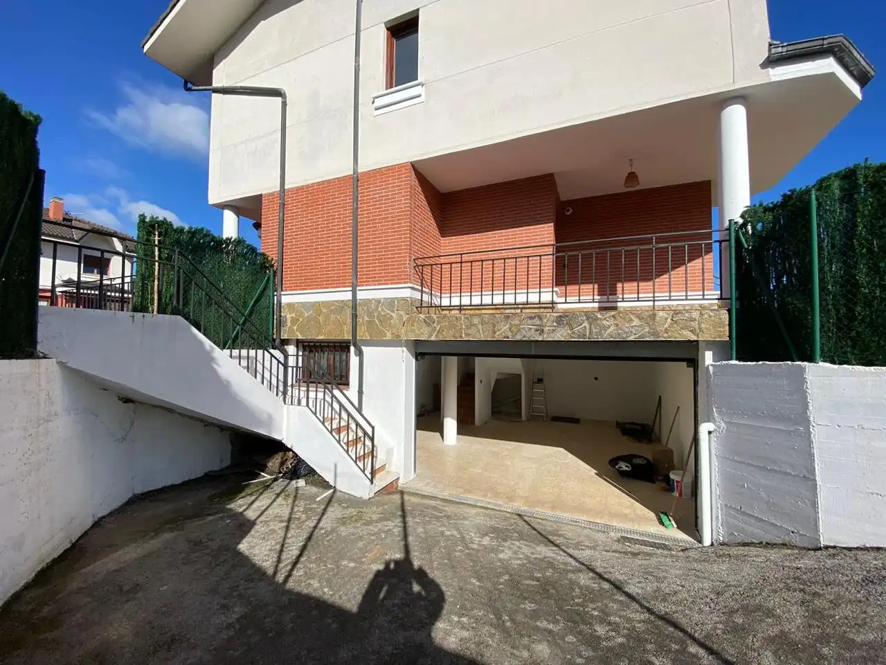 Vista exterior de Casa adosada en venda en Castro-Urdiales amb Calefacció i Jardí privat