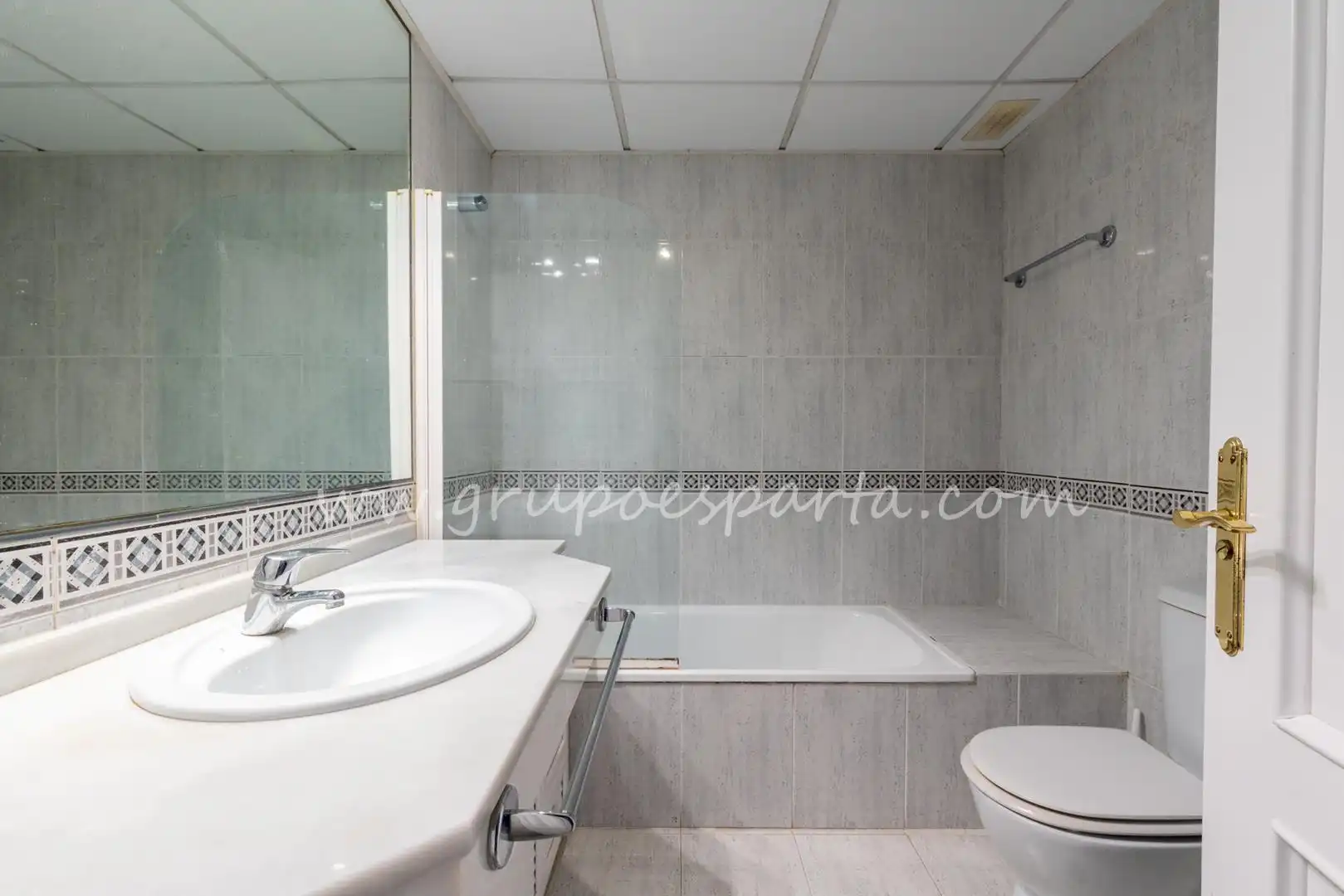 Bathroom of Flat for sale in Sevilla  with Air Conditioner and Terrace