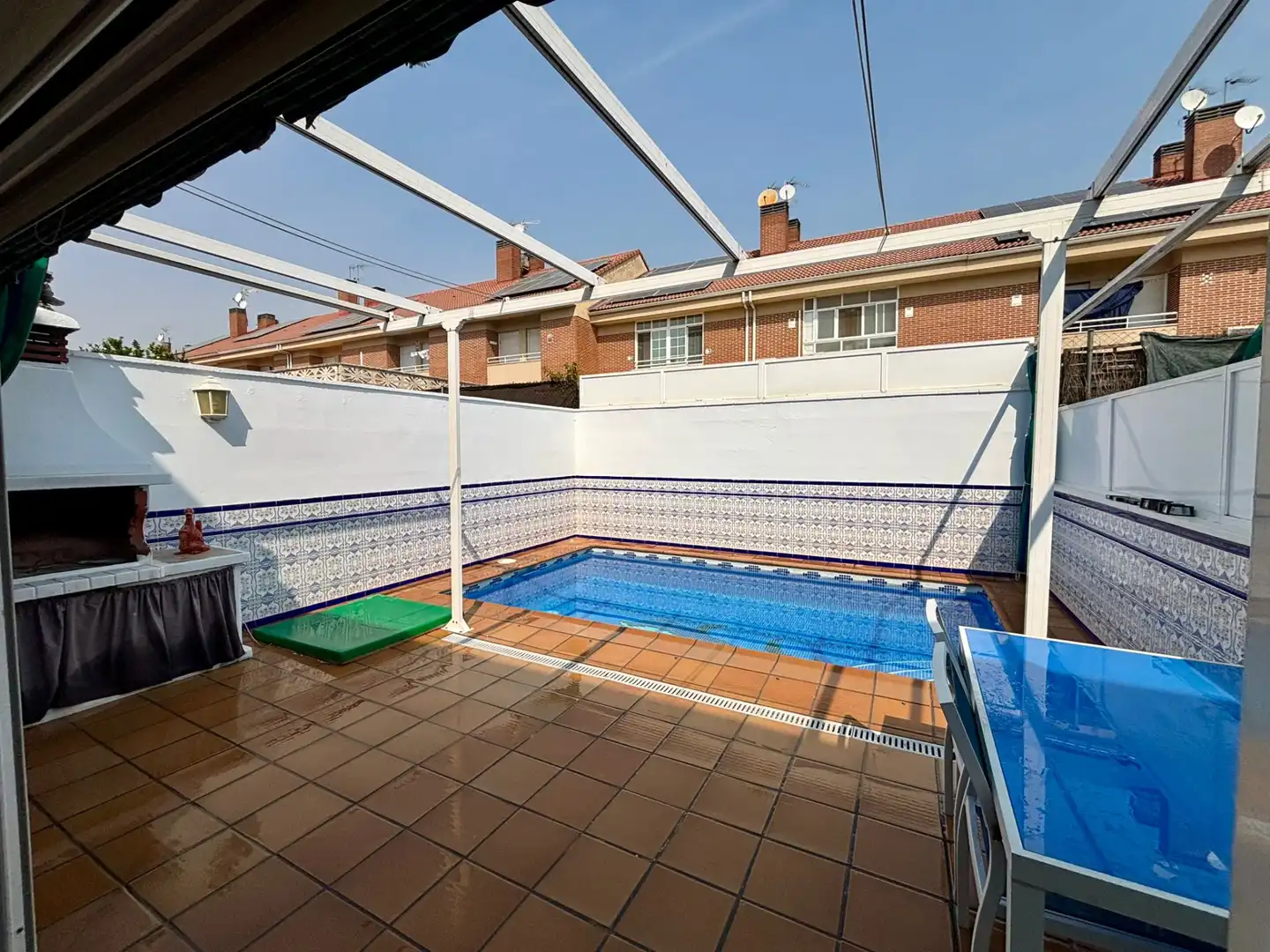 Piscina de Casa adosada en venta en Parla con Aire acondicionado, Calefacción y Jardín privado