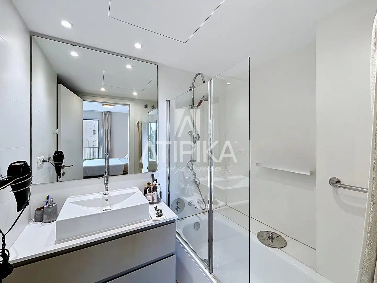Bathroom of Flat for rent in Barcelona  with Air Conditioner, Parquet flooring and Terrace