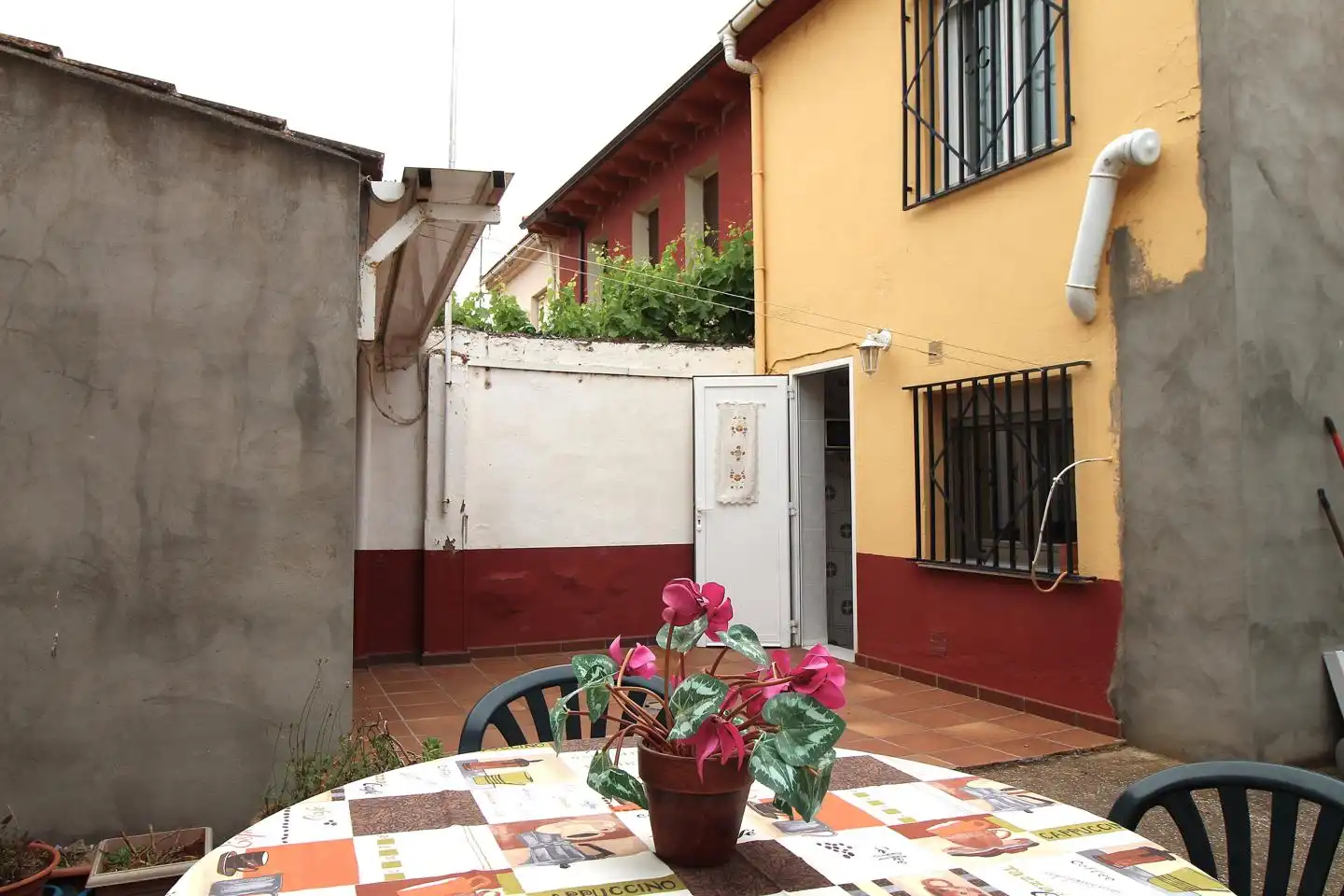Jardí de Casa adosada en venda en Villamañán amb Moblat