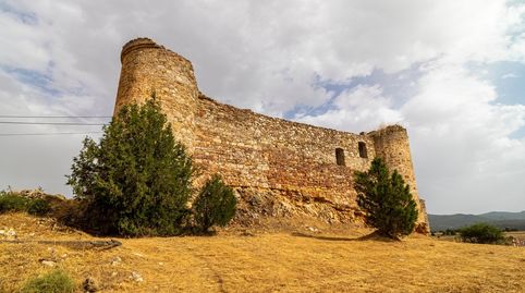 Castillo del siglo XV en Establés, Guadalajara