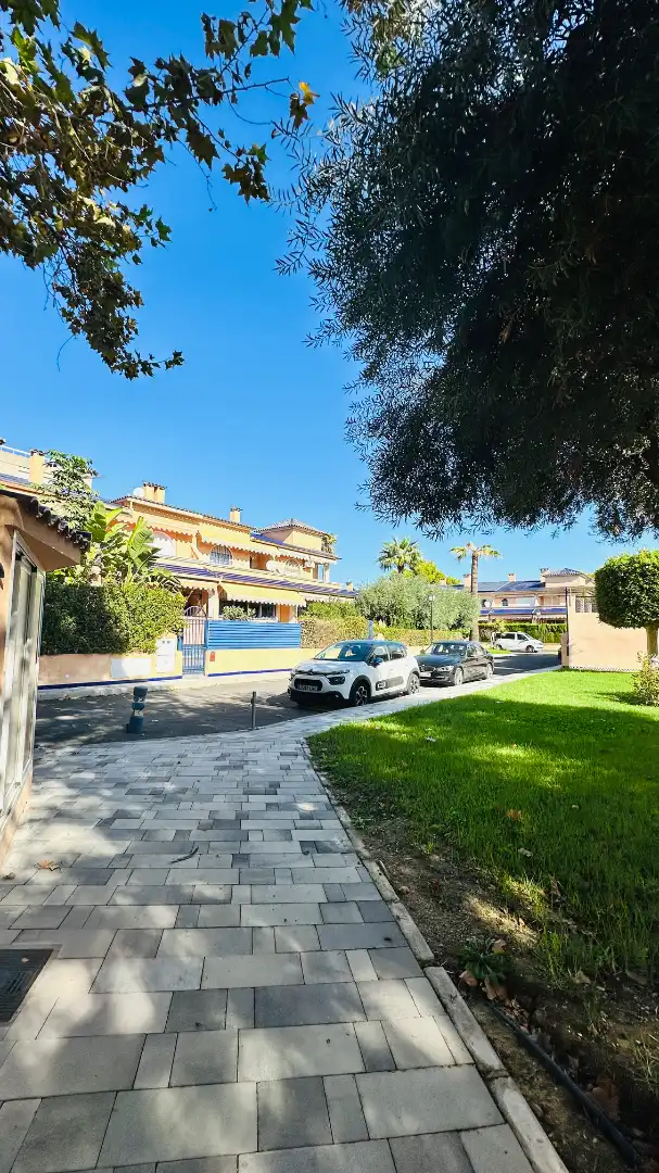 Vista exterior de Casa adosada en venda en Benalúa - Babel