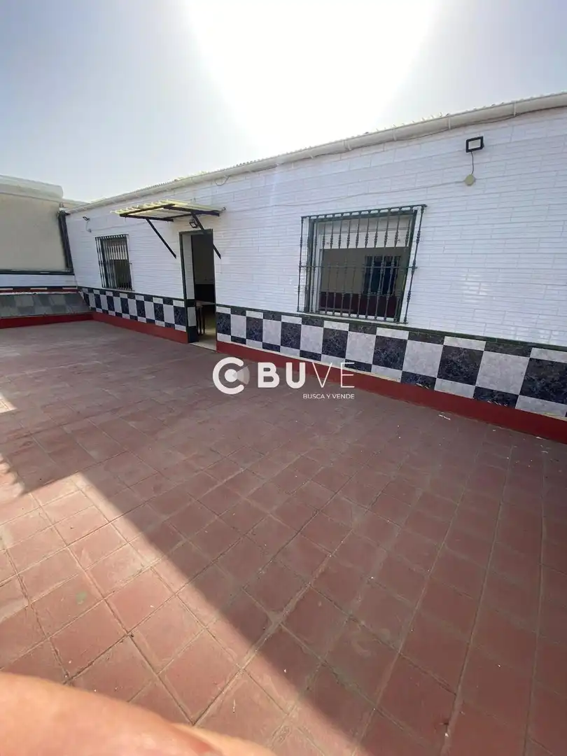 Vista exterior de Casa o xalet en venda en Alcalá de Guadaira amb Aire condicionat, Traster i Moblat
