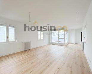 Sala d'estar de Àtic de lloguer en  Madrid Capital amb Aire condicionat, Calefacció i Parquet