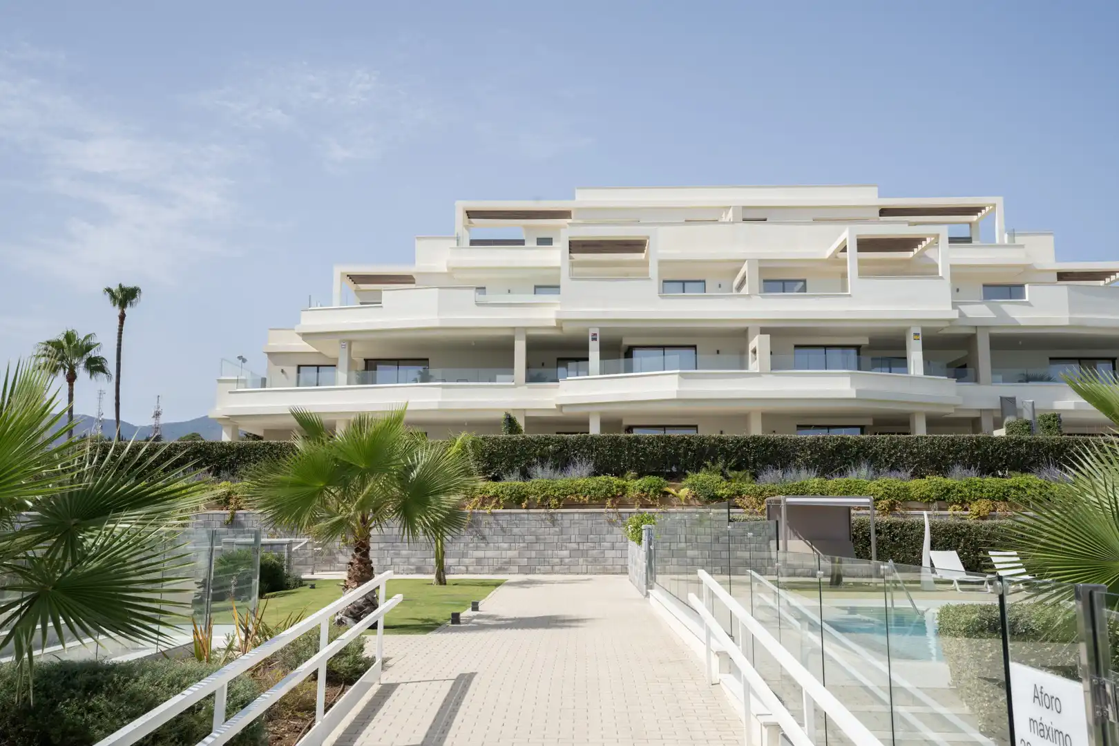 Vista exterior de Ático de alquiler en Estepona con Aire acondicionado, Calefacción y Terraza