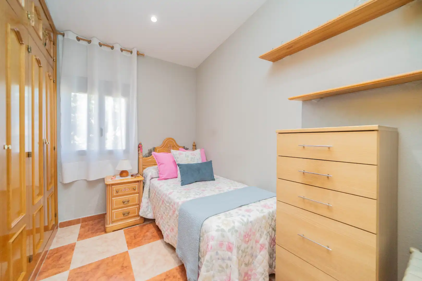 Habitación de Casa adosada en venta en Villaviciosa de Odón con Aire acondicionado, Terraza y Trastero