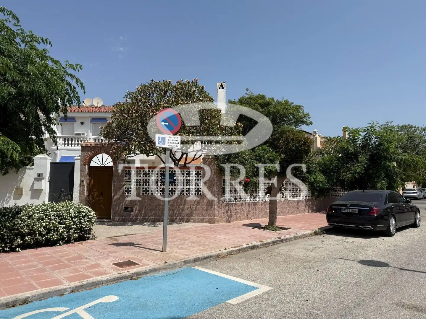Vista exterior de Casa adosada en venta en Málaga con Terraza, Balcón y Piscina comunitaria