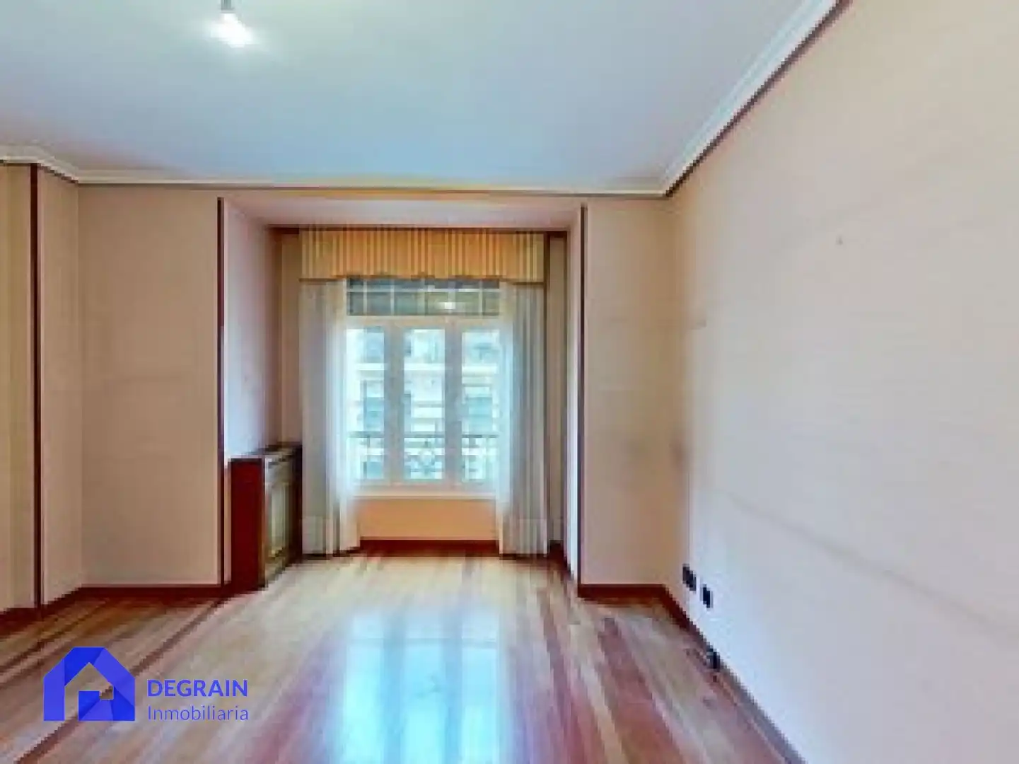 Sala d'estar de Pis en venda en Oviedo  amb Parquet, Traster i Balcó