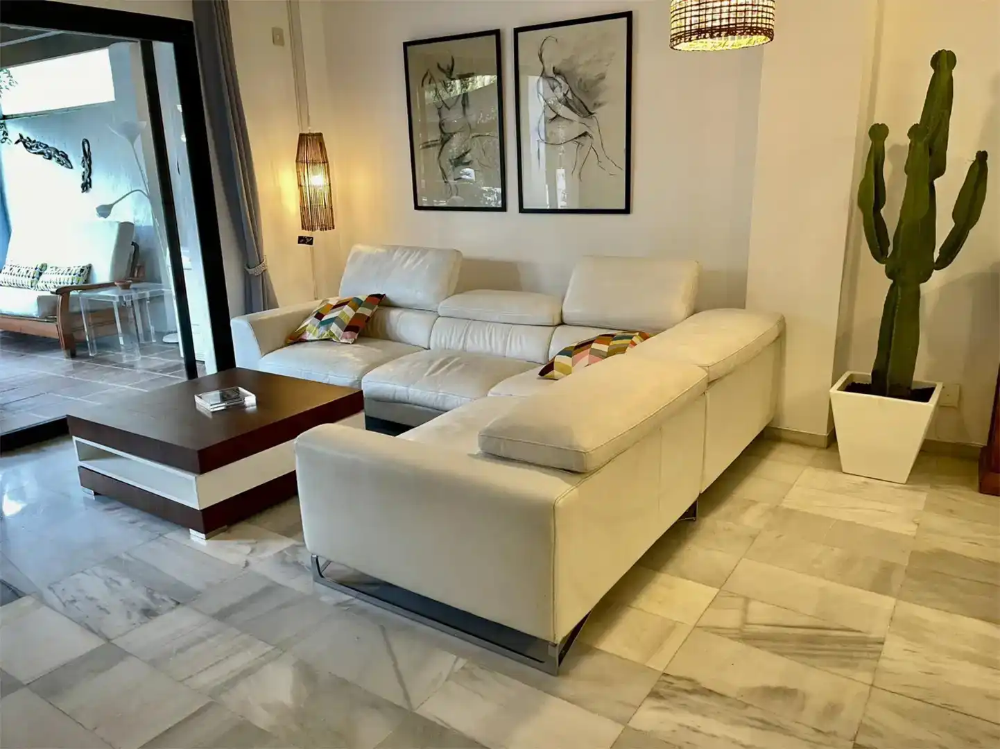 Wohnzimmer von Erdgeschoss zur Miete in Marbella mit Klimaanlage und Schwimmbad