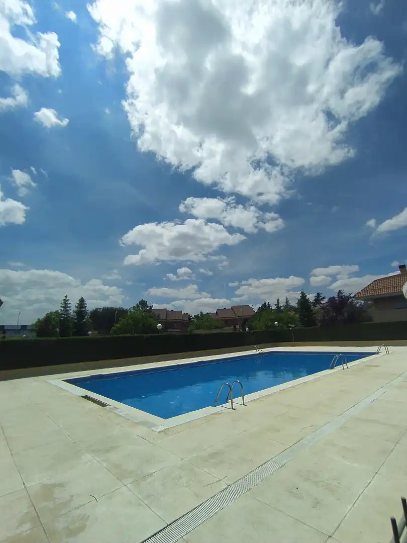 Piscina de Piso de alquiler en Villaviciosa de Odón con Aire acondicionado, Calefacción y Parquet