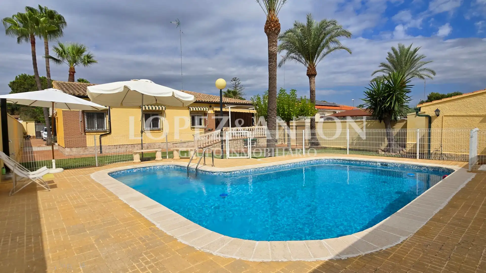 Swimming pool of Houses for sale in L'Eliana  with Air Conditioner, Private garden and Terrace