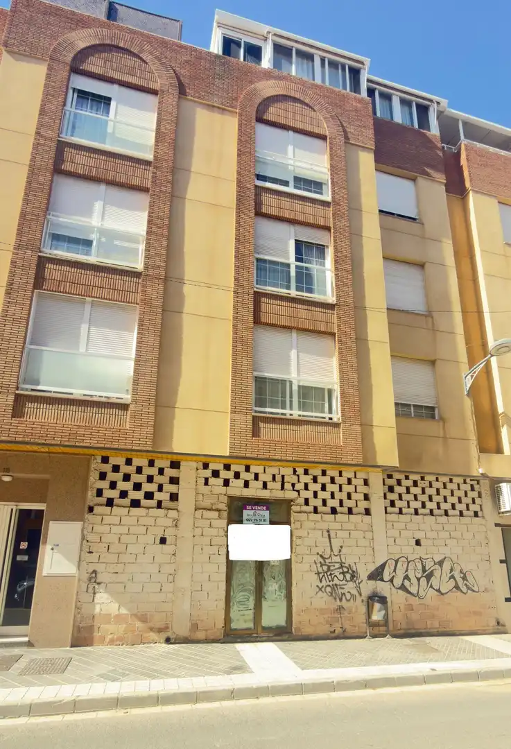 Local comercial en venda a Natalio Rivas 118