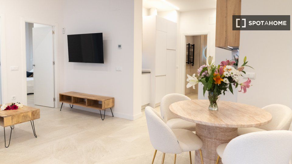 Living room of Flat to rent in  Madrid Capital  with Air Conditioner, Heating and Furnished