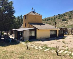 Vista exterior de Finca rústica en venda en Camarena de la Sierra amb Terrassa, Piscina i Moblat