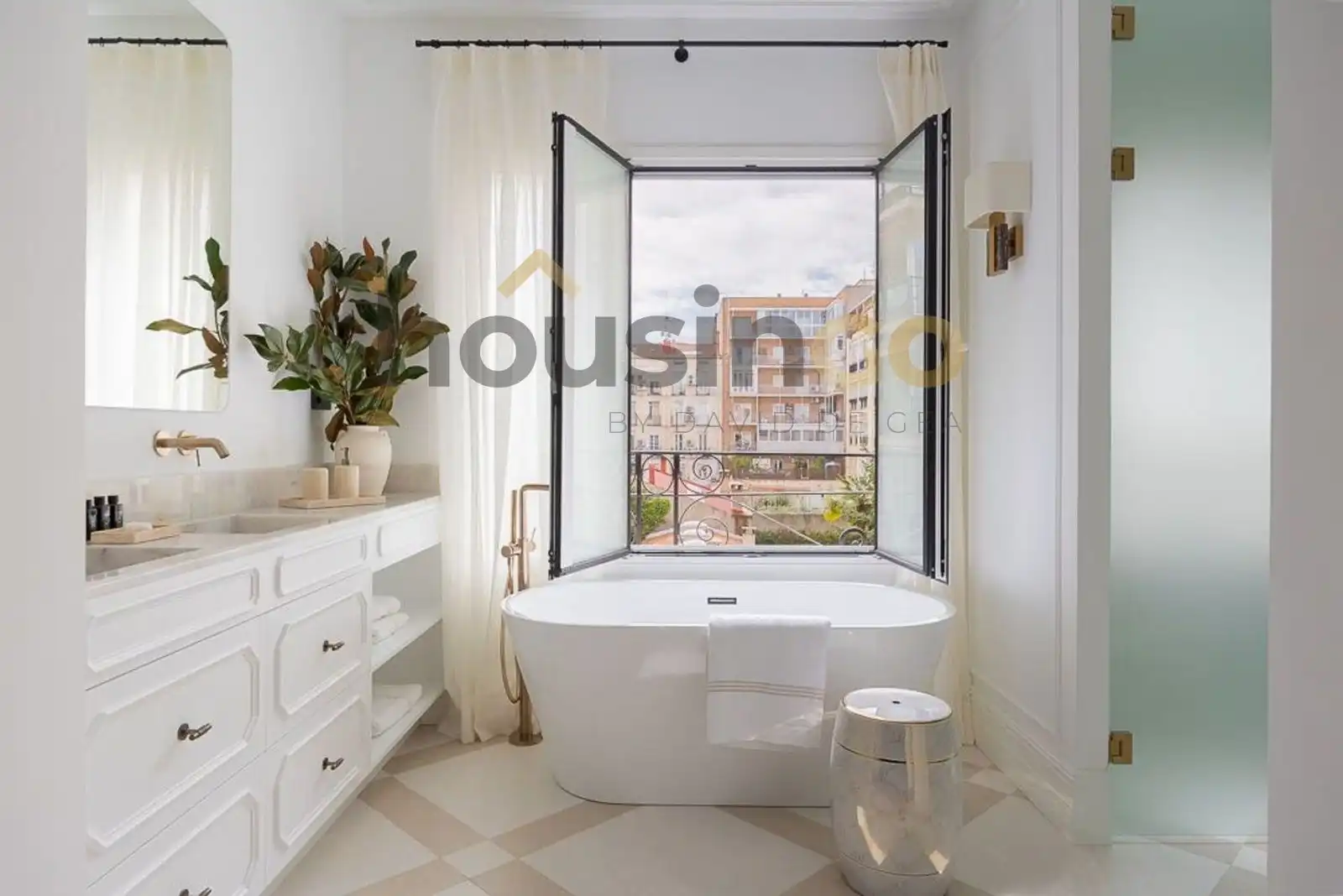 Bathroom of Flat for sale in Madrid  with Air Conditioner, Heating and Parquet flooring