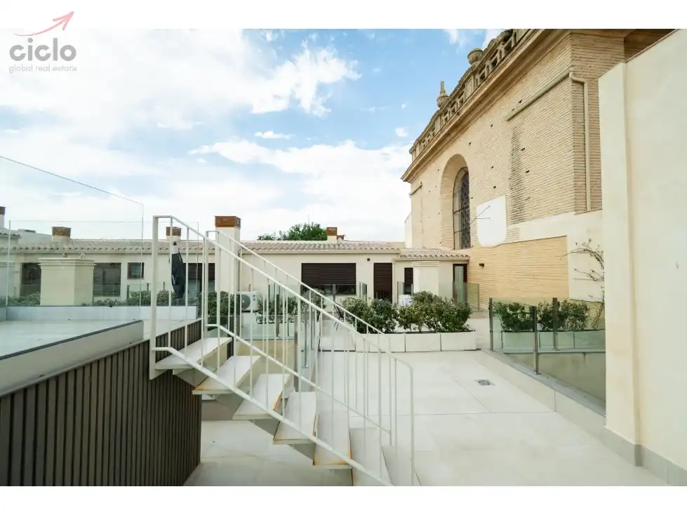 Vista exterior de Piso de alquiler en Sevilla con Terraza, Piscina y Amueblado
