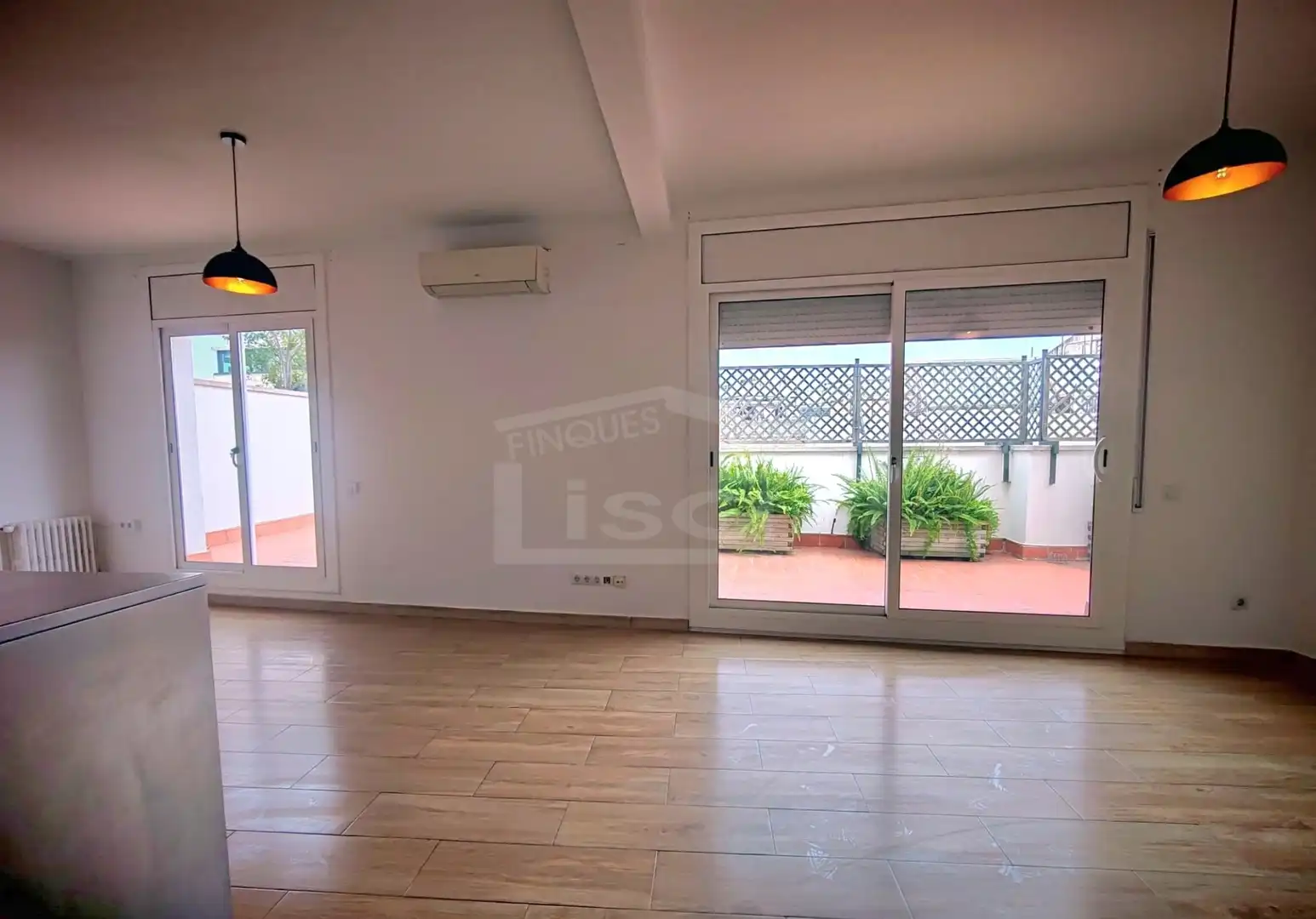 Wohnzimmer von Dachboden zum Verkauf in Barcelona mit Klimaanlage, Heizung und Parkett