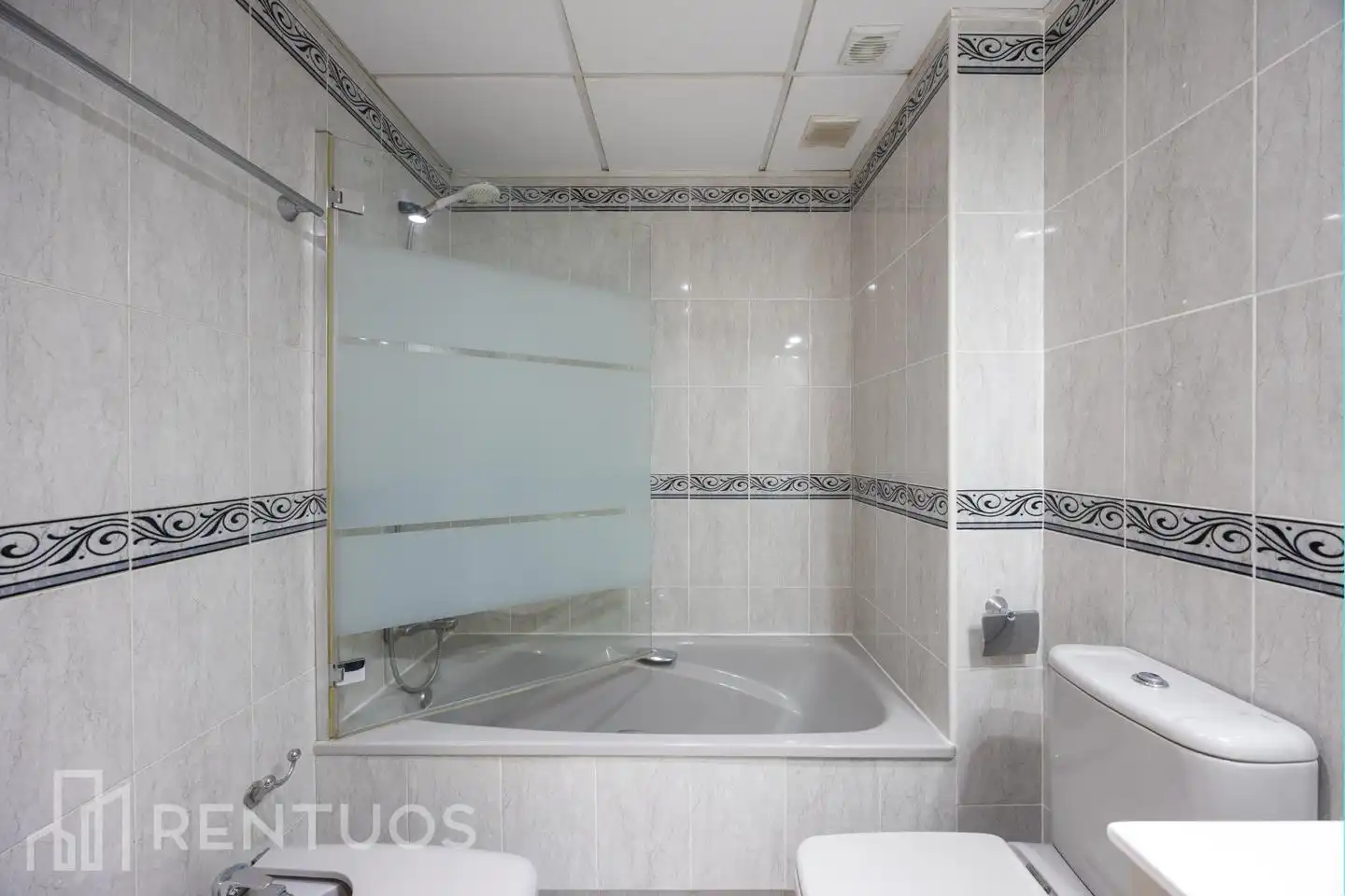Badezimmer von Wohnung zur Miete in Madrid mit Klimaanlage, Heizung und Parkett