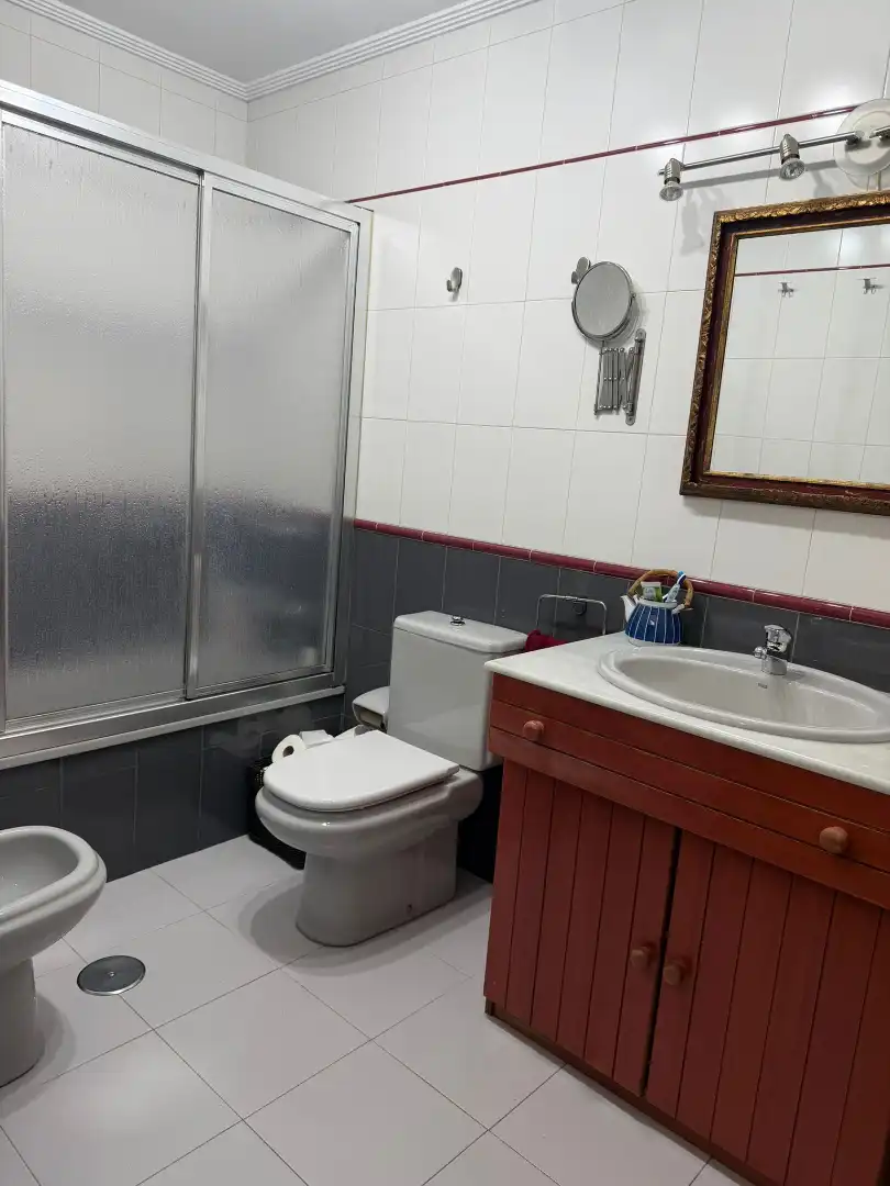 Bany de Dúplex en venda en Oviedo  amb Calefacció, Parquet i Moblat