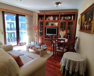 Sala d'estar de Apartament de lloguer en Baiona amb Balcó