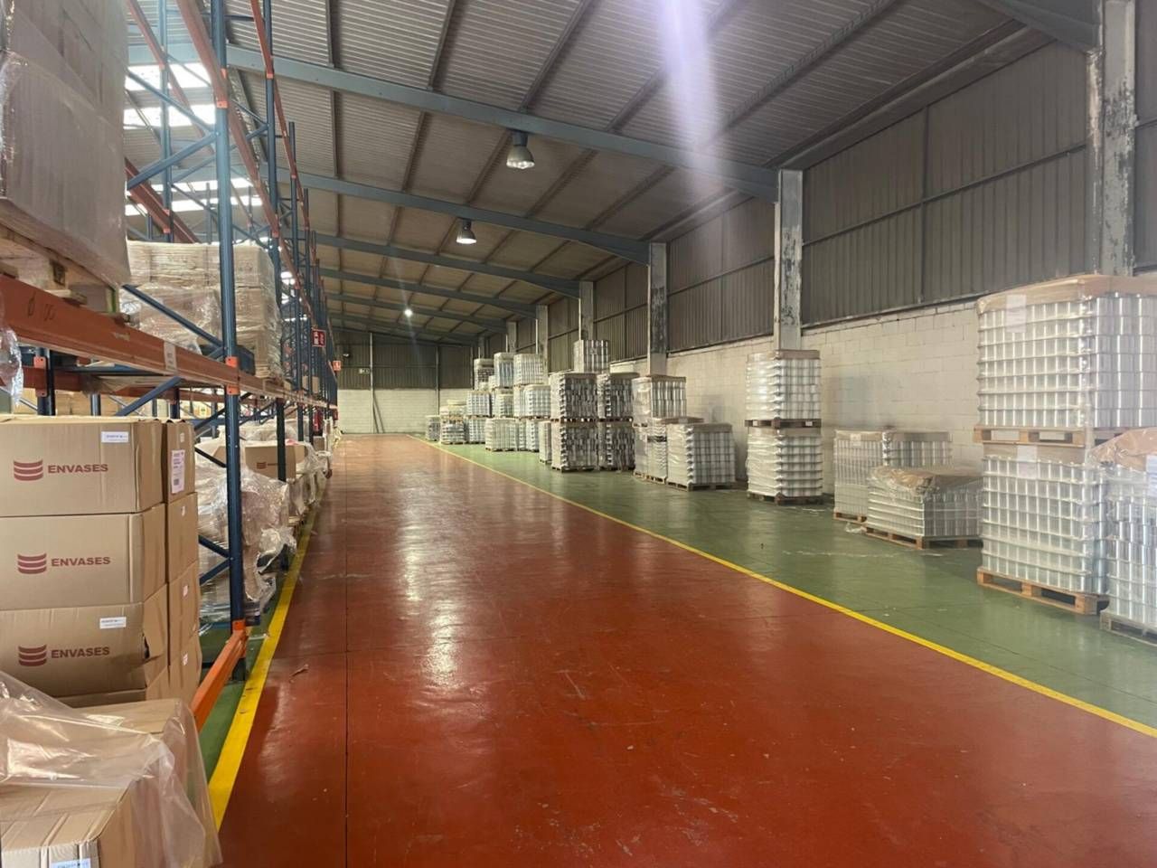 Vista exterior de Nau industrial en venda en Montmeló