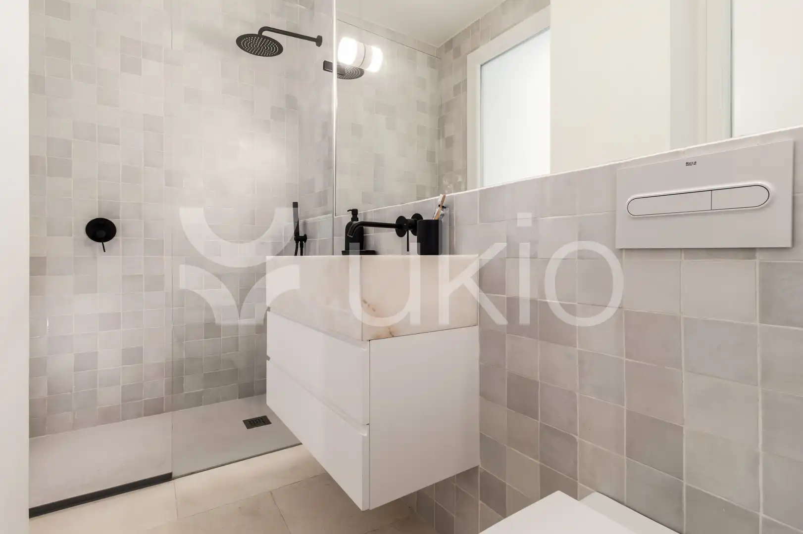 Bany de Apartament de lloguer en Madrid amb Aire condicionat, Calefacció i Moblat