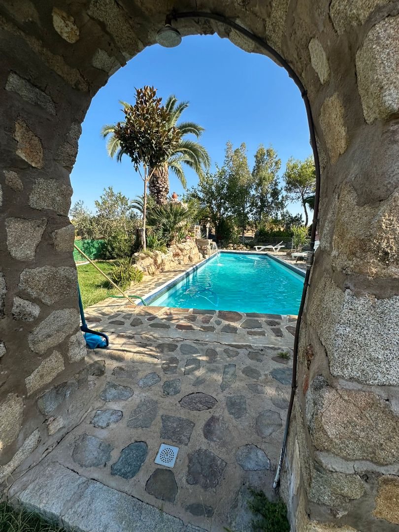 Piscina de Casa o xalet en venda en La Coronada amb Aire condicionat, Calefacció i Jardí privat