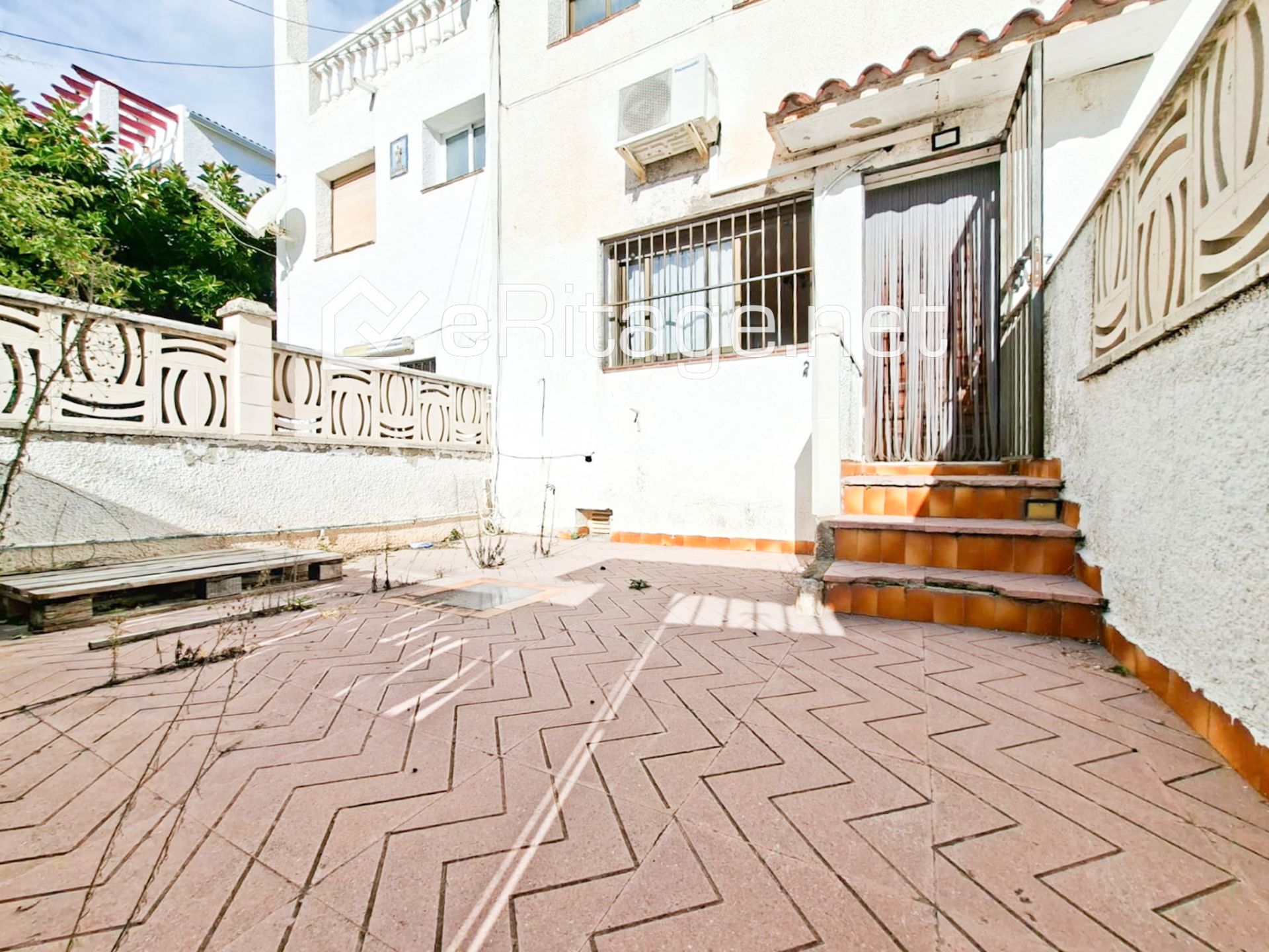 Vista exterior de Casa adosada en venda en Cunit amb Aire condicionat, Terrassa i Balcó