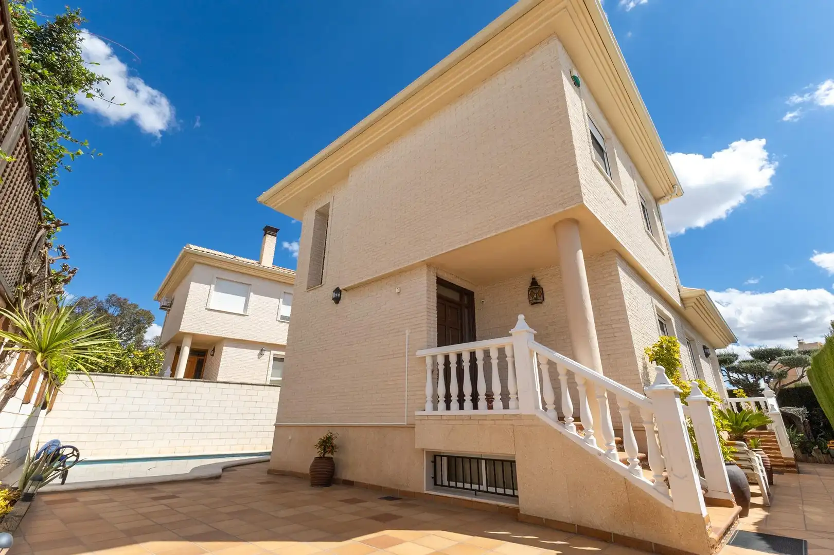 Detached house with pool for sale in Petrer