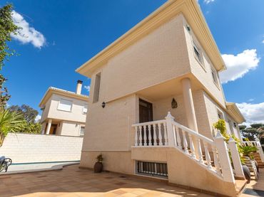 Villa con piscina in vendita a Petrer