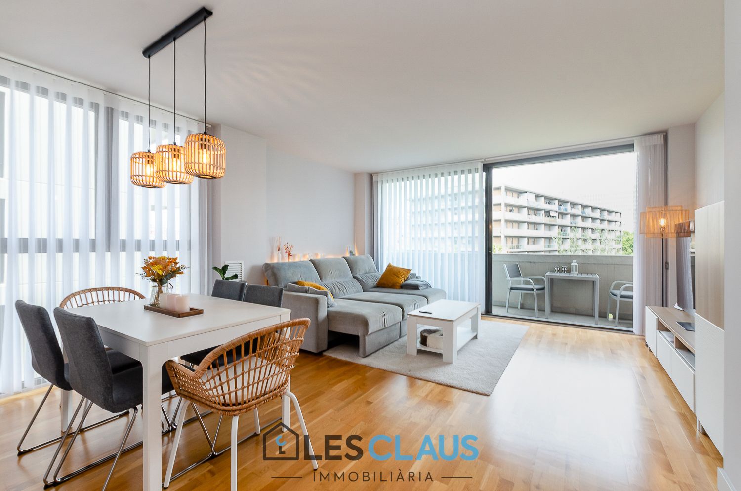 Living room of Flat for sale in  Barcelona Capital  with Air Conditioner, Heating and Oven