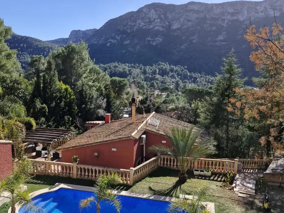 Detached house with pool for sale in Calle del Tossal 4