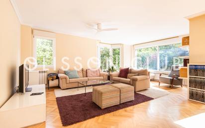 Living room of Single-family semi-detached for sale in  Madrid Capital  with Air Conditioner and Terrace