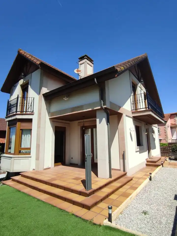 Vista exterior de Casa o chalet en venta en Marina de Cudeyo con Calefacción, Jardín privado y Parquet