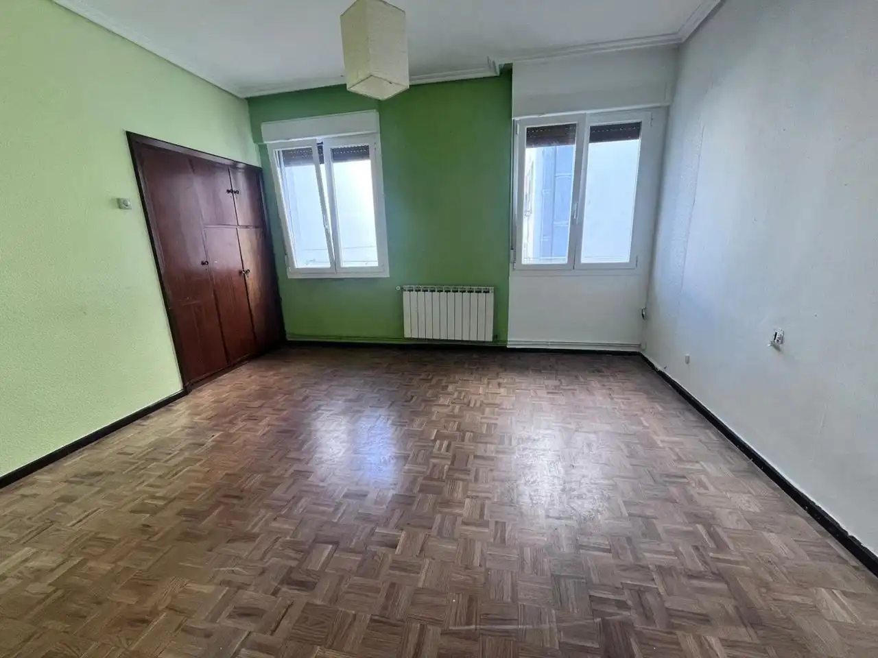 Dormitori de Pis en venda en Vitoria - Gasteiz amb Calefacció, Parquet i Traster