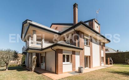 Vista exterior de Casa o xalet en venda en Begues amb Aire condicionat, Calefacció i Jardí privat