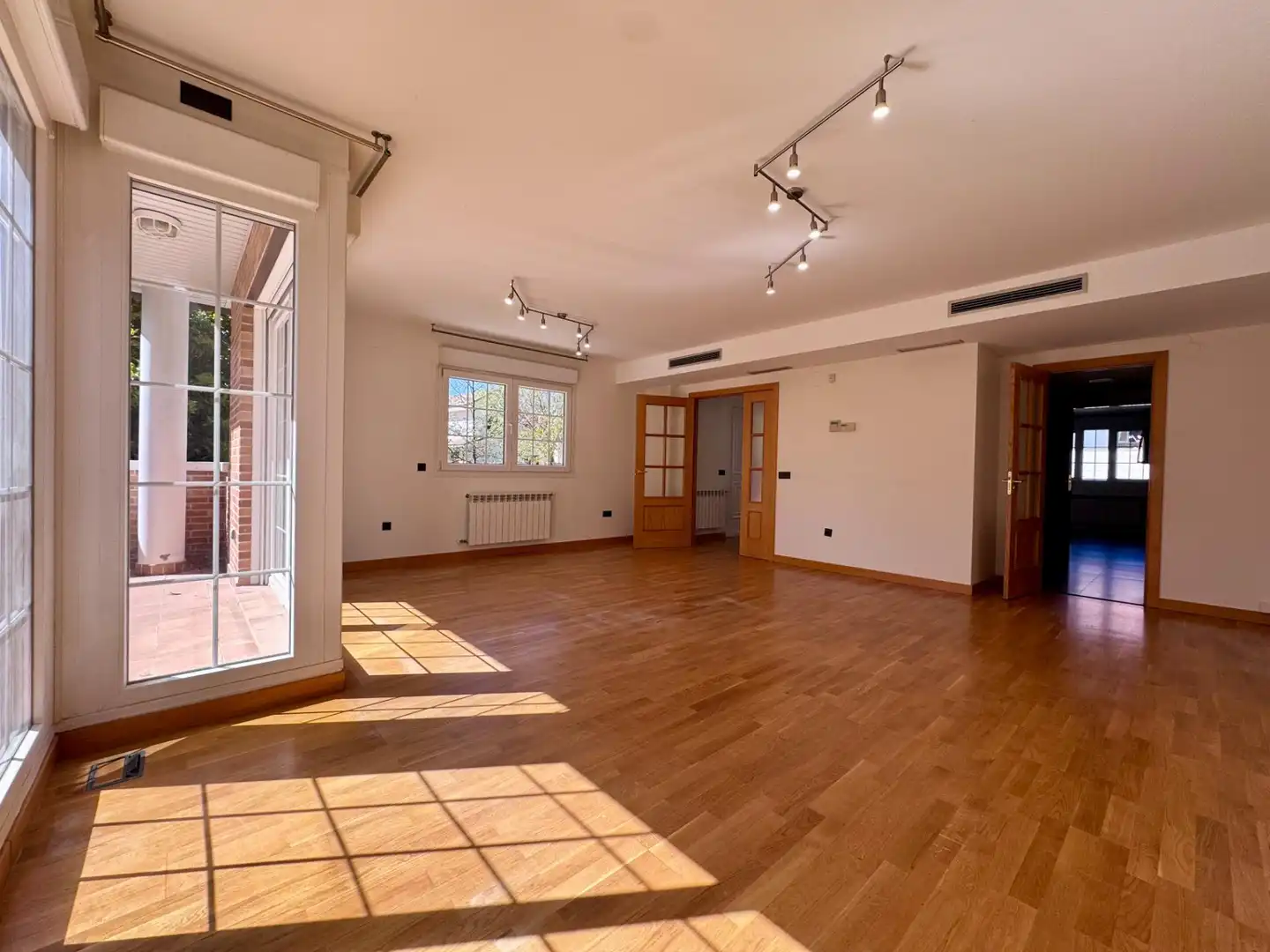 Sala de estar de Casa adosada en venta en Villanueva de la Cañada con Parquet