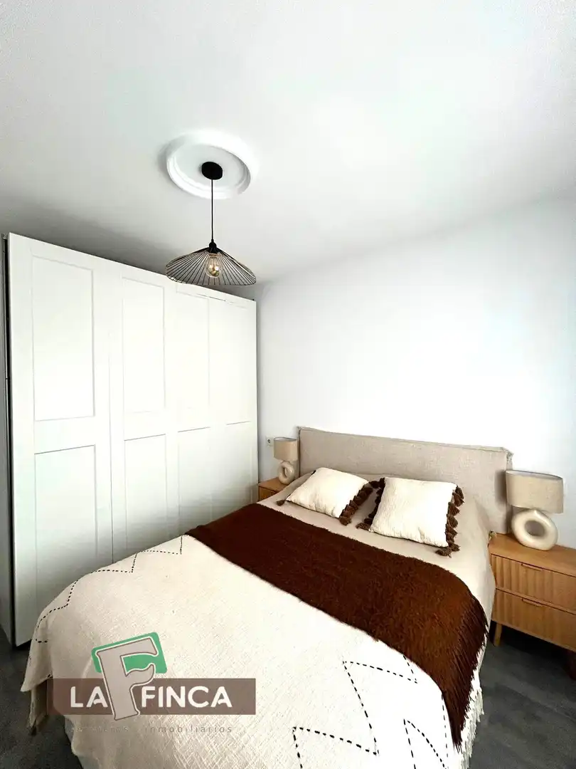 Habitación de Piso en venta en Oviedo  con Calefacción, Terraza y Trastero