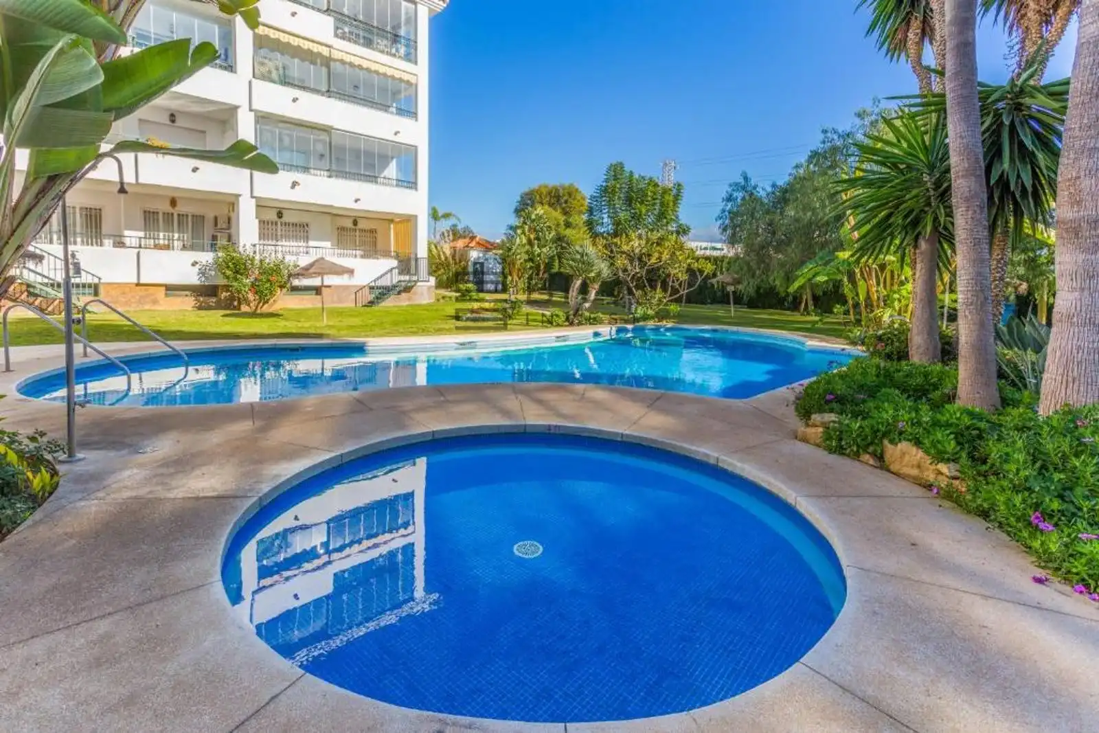 Piso con piscina en venta en Santa Teresa de Calahonda, imagen 2