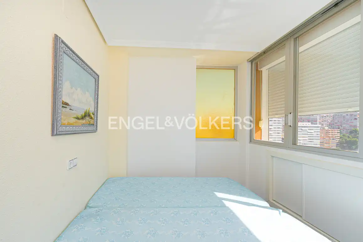 Habitación de Apartamento de alquiler en Benidorm con Terraza, Amueblado y Piscina comunitaria