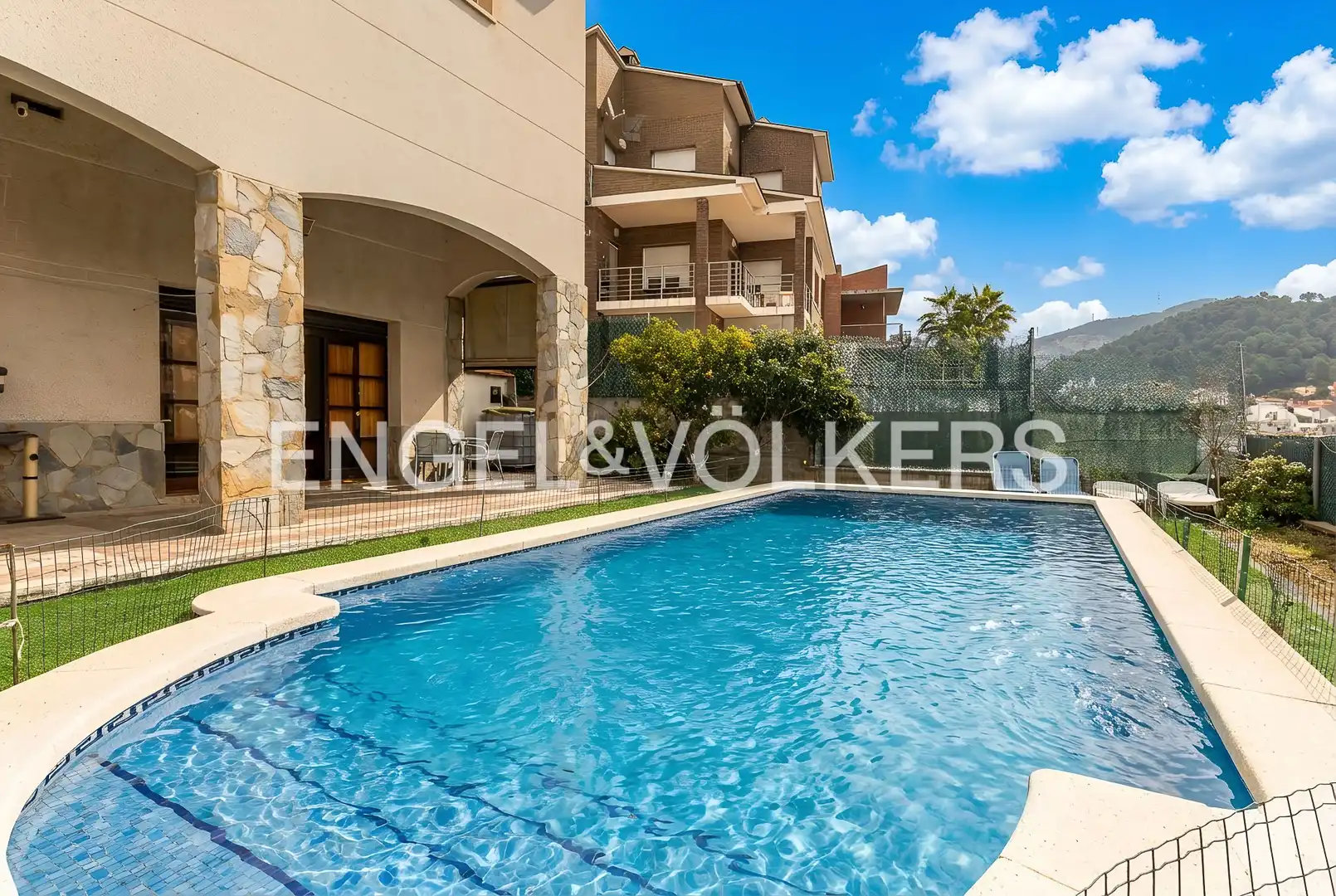 Casa amb piscina en venda a Sant Fost de Campsentelles