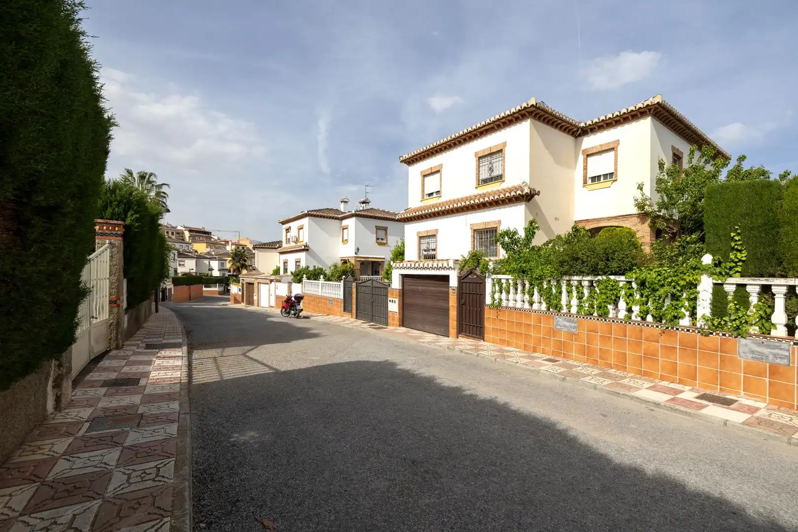 Vista exterior de Casa adosada en venda en La Zubia amb Terrassa, Traster i Piscina