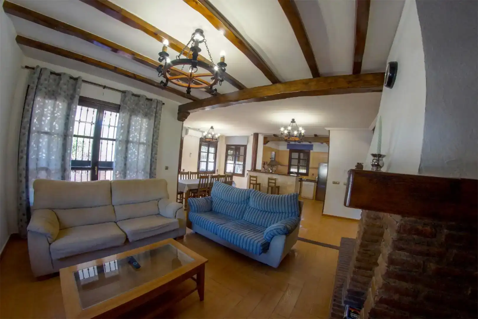 Sala de estar de Casa o chalet de alquiler en Almedinilla con Aire acondicionado, Jardín privado y Piscina