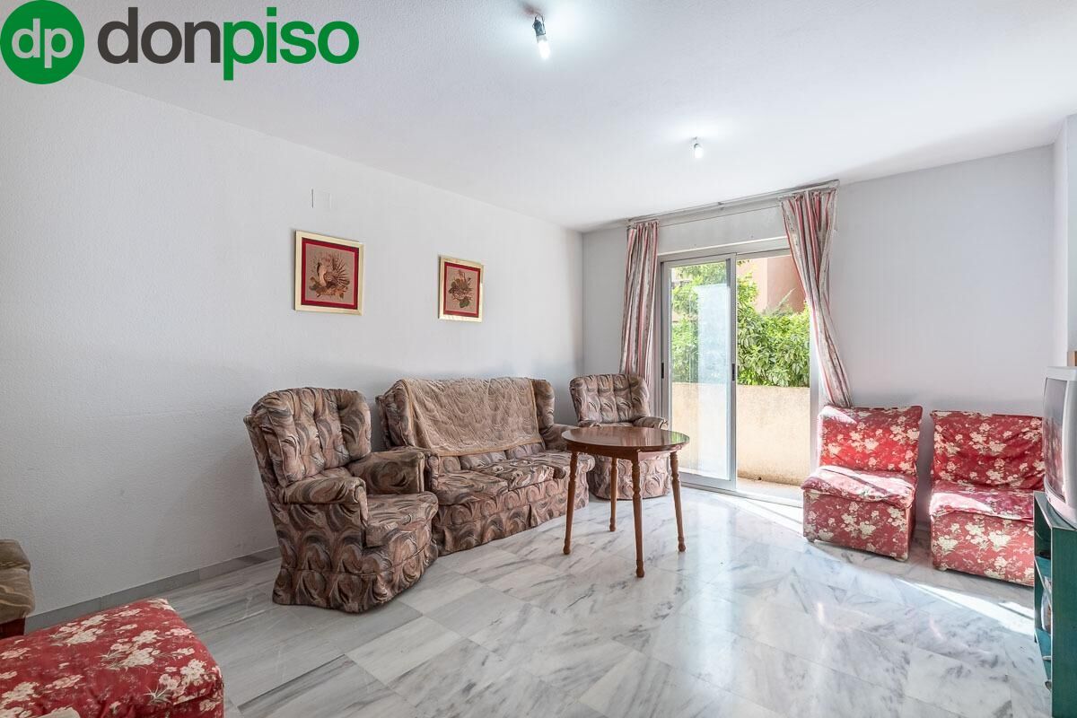 Living room of Flat for sale in  Granada Capital  with Terrace and Balcony