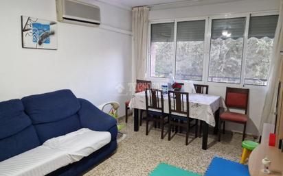 Living room of Flat for sale in  Sevilla Capital  with Air Conditioner and Balcony