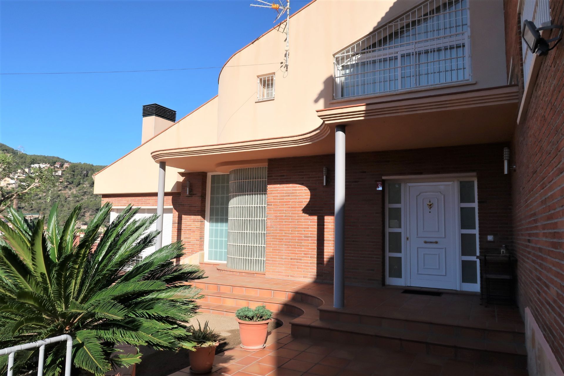 Vista exterior de Casa o xalet en venda en Vallirana amb Calefacció, Jardí privat i Terrassa