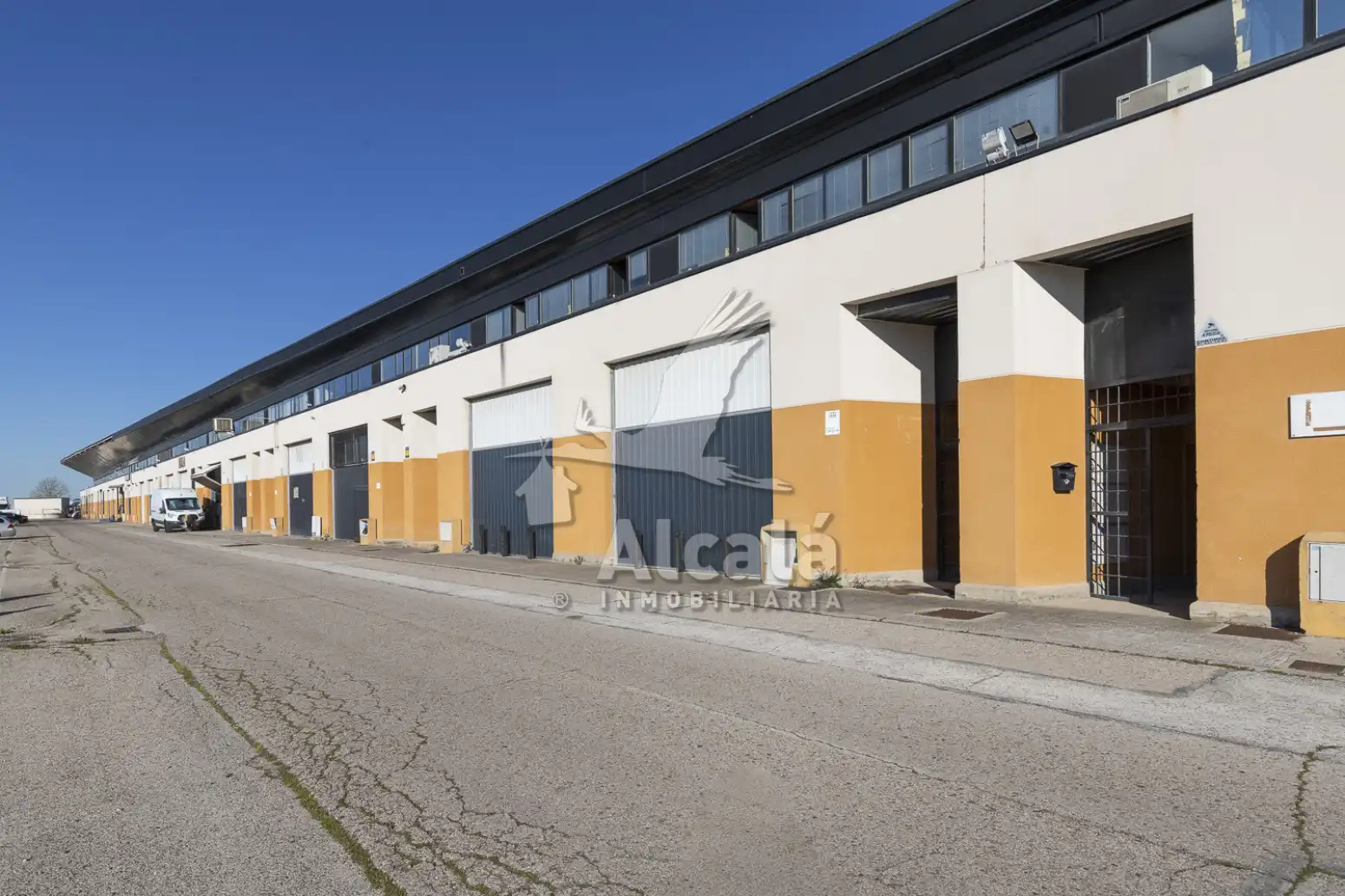 Außenansicht von Fabrikhallen zum Verkauf in Camarma de Esteruelas